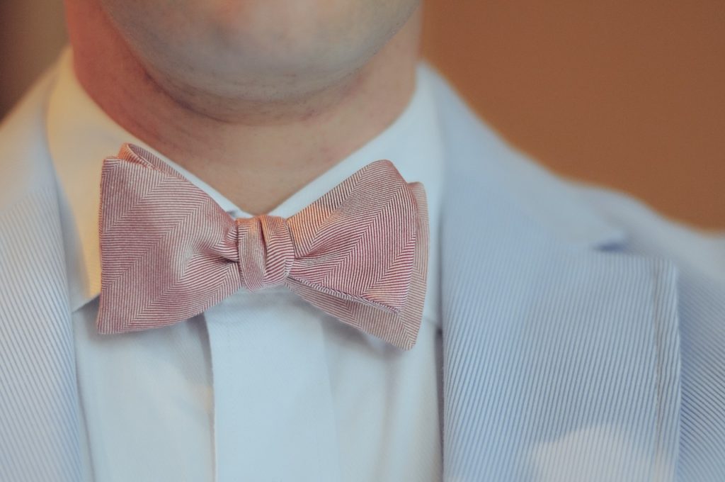 ¿Cómo llevar una corbata humita?