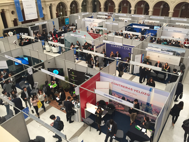 Feria laboral Derecho UC: 1.500 asistentes y 41 expositores
