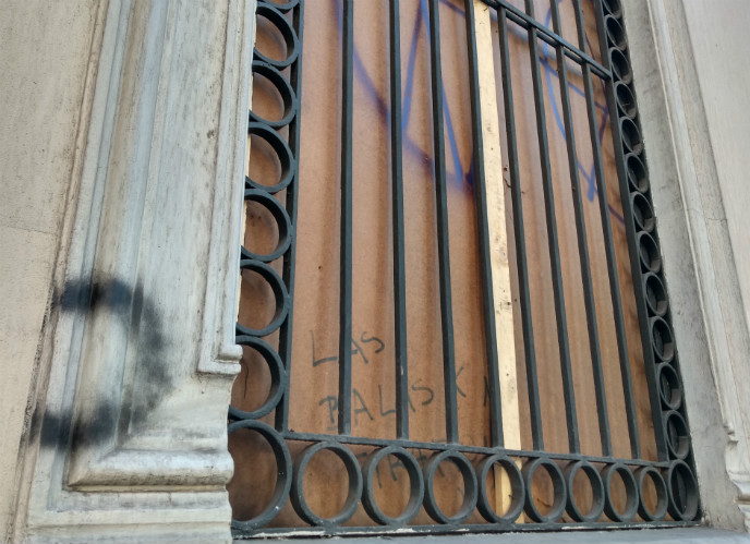 ventana-teatro-municipa-stgo-idealex-press crisis en Chile