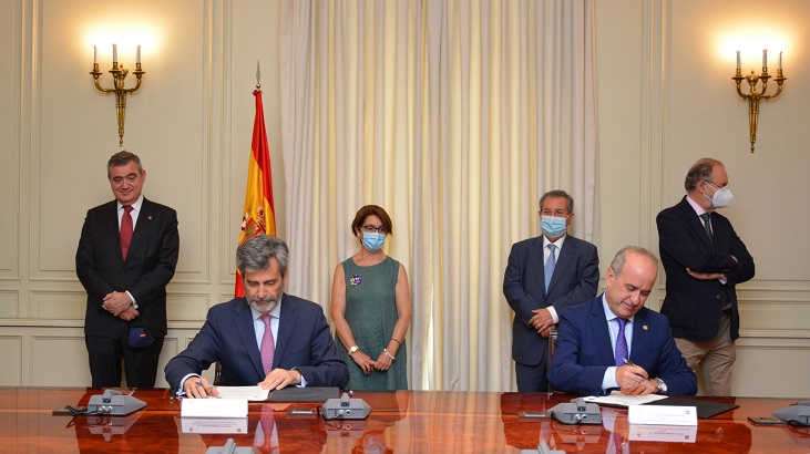 Carlos Lesmes, presidente del Tribunal Supremo y Ricardo Mairal, rector de la UNED, firman el convenio.
