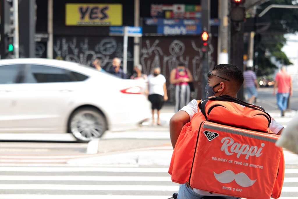 España aprueba ley de “riders” y obliga a plataformas a regularizar relación laboral